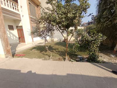 Khayaban Colony No. 2 Madina Town near Susan road Faisalabad* *11 Marla Double Story House For Sale Mokay per jagah 15 Marla hai