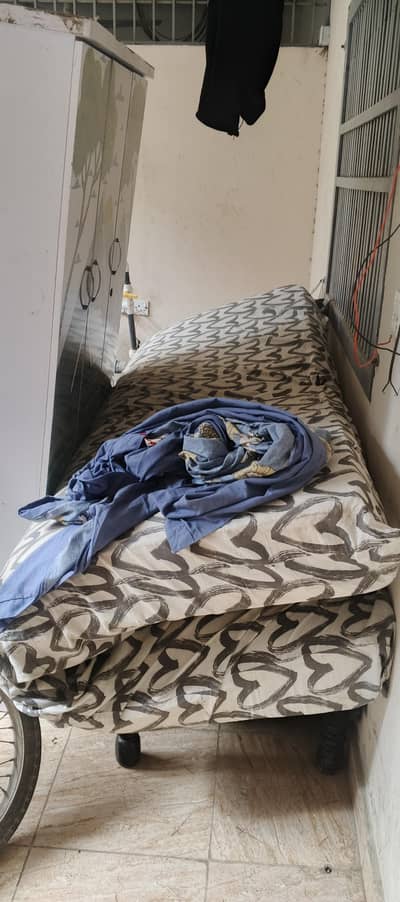 full size bed and gadda