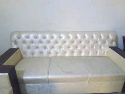 3 seater sofa ke sath one one seater ke do sofe bhi aate Meri majboori
