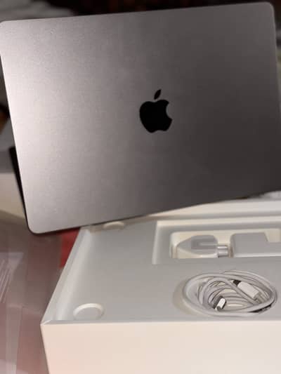 MacBook Air M3 13” 16/512 full box only 10cycle used