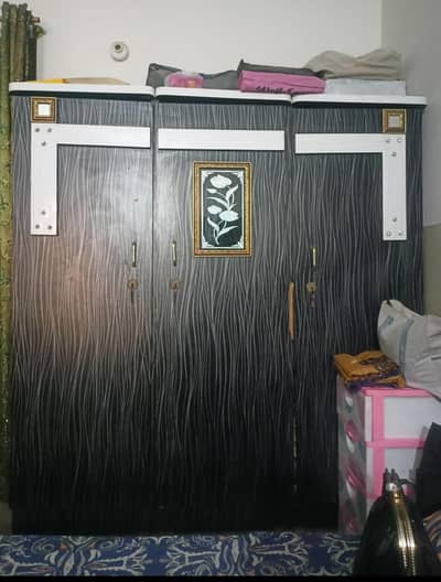 3 door almari divider or dressing table