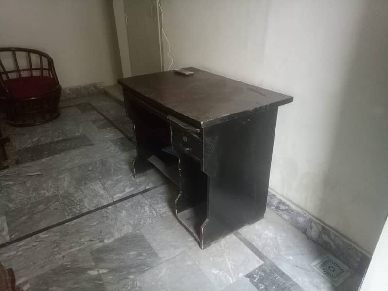 Computer table 0