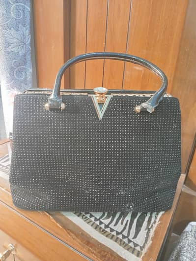 Stylish Black Ladies Handbag – Elegant V Design