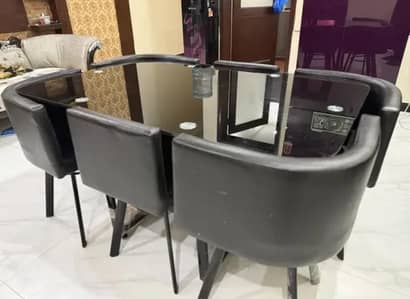 6-seater dining table for sale!