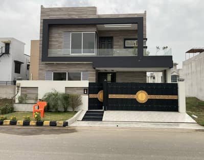 10 Marla Modern Quality Construct House For Sale!   Block B 60' Road Most Prime Location.