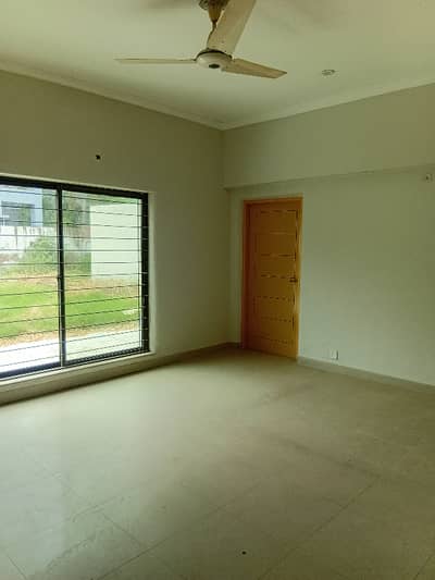 Company / Semi-Government / Executive Office 2.5 Kanal House Main Gulberg near Akram Medical Complex for Rent @650k