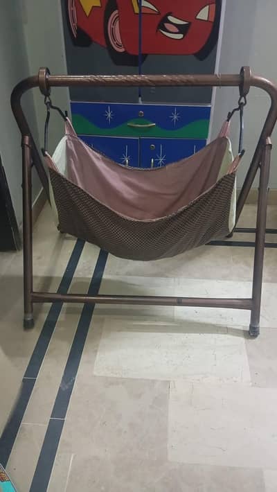 bilkul new jhoola hai. 2 month use hoa hai