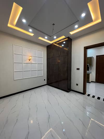 5 MARLA UPPER PORTION FOR RENT IN NASHEMAN E IQBAL PH 2 COLLEGE ROAD LAHORE