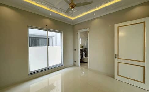 Ideally Located Upper Portion Of 6 Marla Is Available For rent In Cavalry Extension