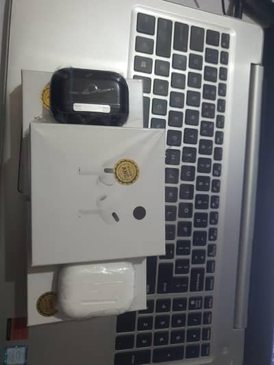 important earbuds black and white availeble