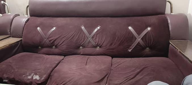 sofa set used may ha par acha ha bas thora sa set hony wala ha