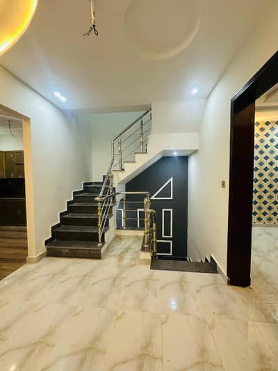 10 MARLA UPPER PORTION FOR RENT IN MILITARY ACCOUNTS SOCIETY NEAR COLLAGE ROAD LAHORE