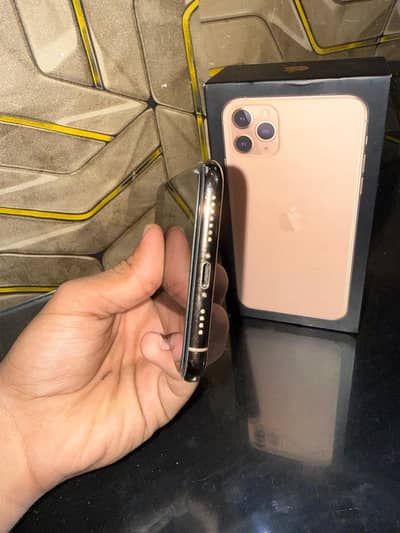 IPHONE 11 PRO MAX GOLD WITH BOX (( CONTACT NUMBER))  031810/28084