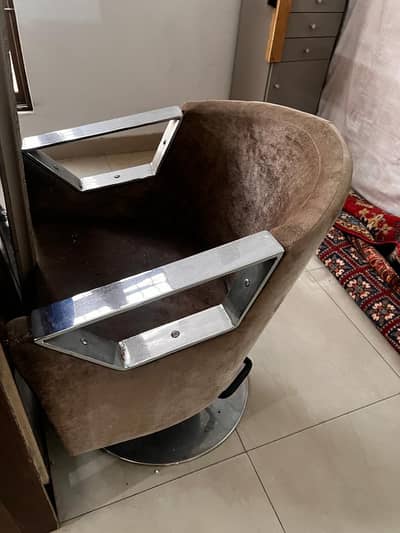 Salon chairs - barber chairs - beauty Palor chairs in excellent form