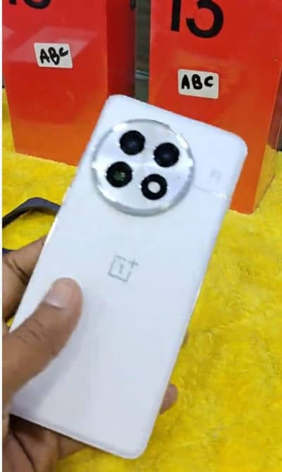 oneplus 13 12 GB 512 GB PTA approved 0320. . . 3792. . . 405