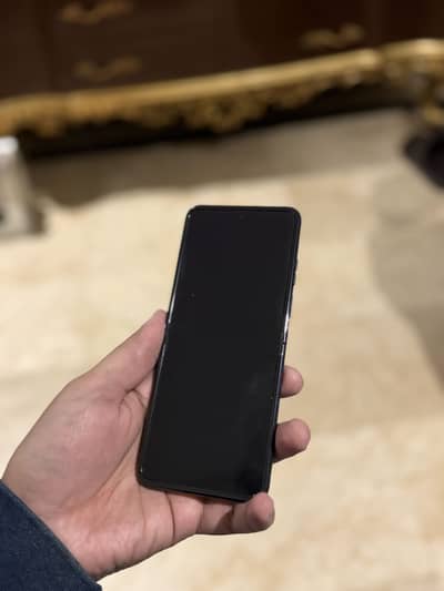 Motorola Razr 60 Fold better than samsung fold iphone