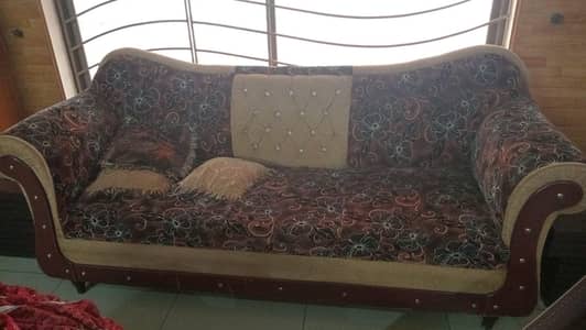 sofa in good condition less used because owner lives abroad