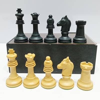 Vintage 1970s Classic Plastic Chess Set in a durable Plastic Box