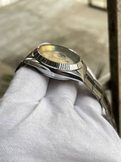 this watch is appear to be a compass qibla watch