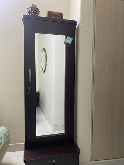 Jewelry mirror cabinet