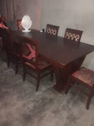 ek table chhah kursi hai dining table