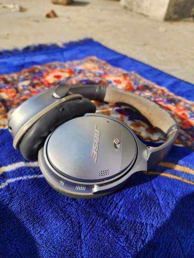 bose QuietComfort 35 model headphones