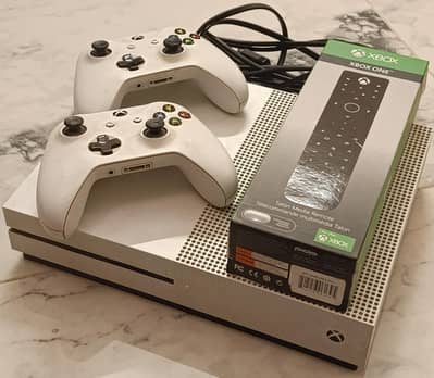 XBOX ONE S - 500 GB WITH 2 CONTROLLERS & REMOTE