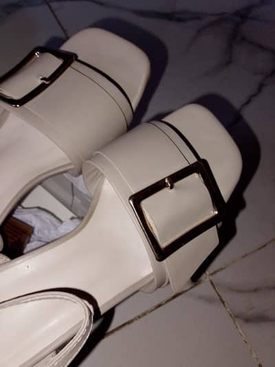 few hours used sandal. orignal unze brand