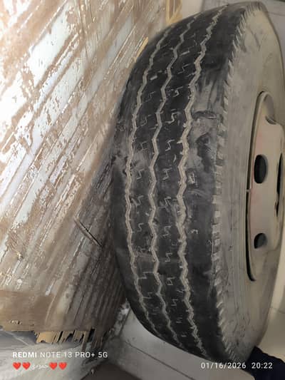 بڑی گاڑی کا ٹائر ہے