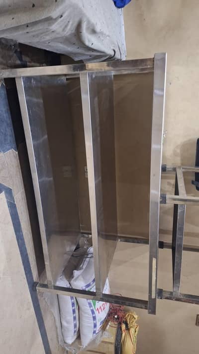 working table for sale new condition 5x 2.5. 03218127517