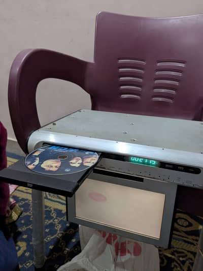 Sony ki jeniun Cd player hy lcd ke sath. . . sirf cd chlti hy