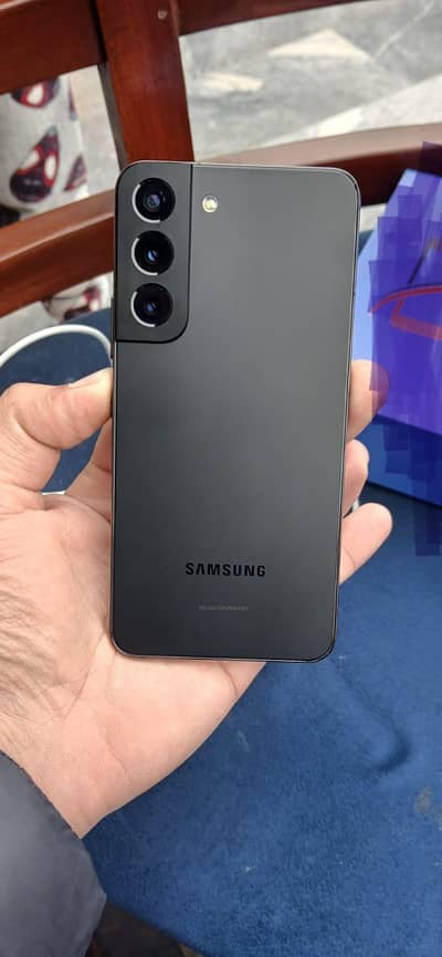 Samsung galaxy S22 black color 8:RAM 128 memory lush pice
