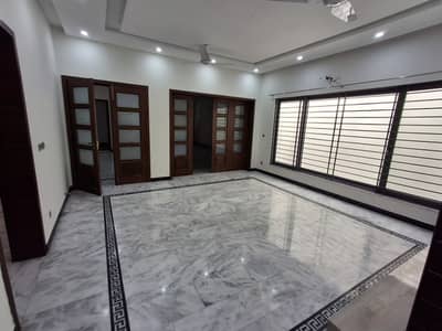 G-9/1 size 40x80 like brand new upper portion 3bed 3bath dring tvlounge kitchen