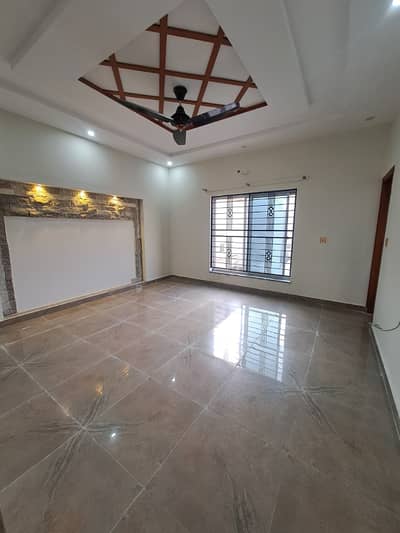 On 60ft Road 10 Marla Like a Brand New House Available For Rent In Lahore