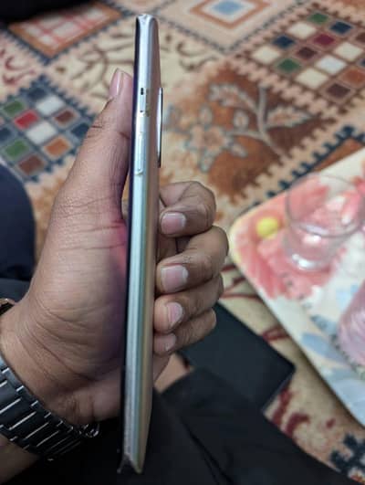  OnePlus 8 (8GB RAM / 128GB Storage) – 10/10 Condition