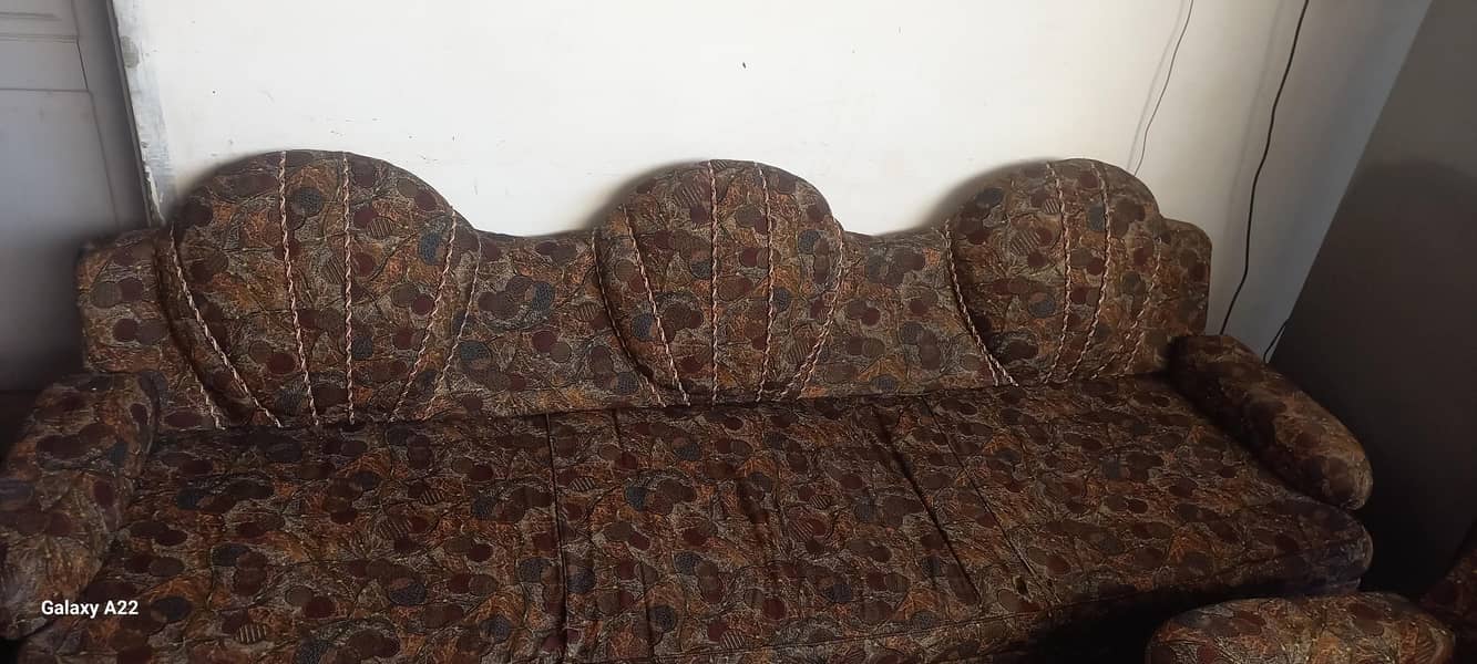 یہ بہت اچھا صوف ہے اور اچھی کنڈیشن میں پڑا ہے 0