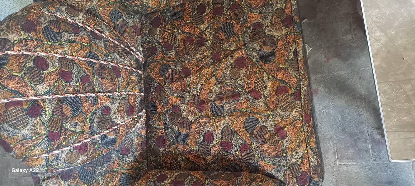 یہ بہت اچھا صوف ہے اور اچھی کنڈیشن میں پڑا ہے 1