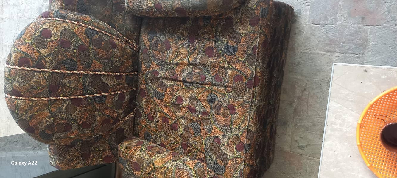 یہ بہت اچھا صوف ہے اور اچھی کنڈیشن میں پڑا ہے 2