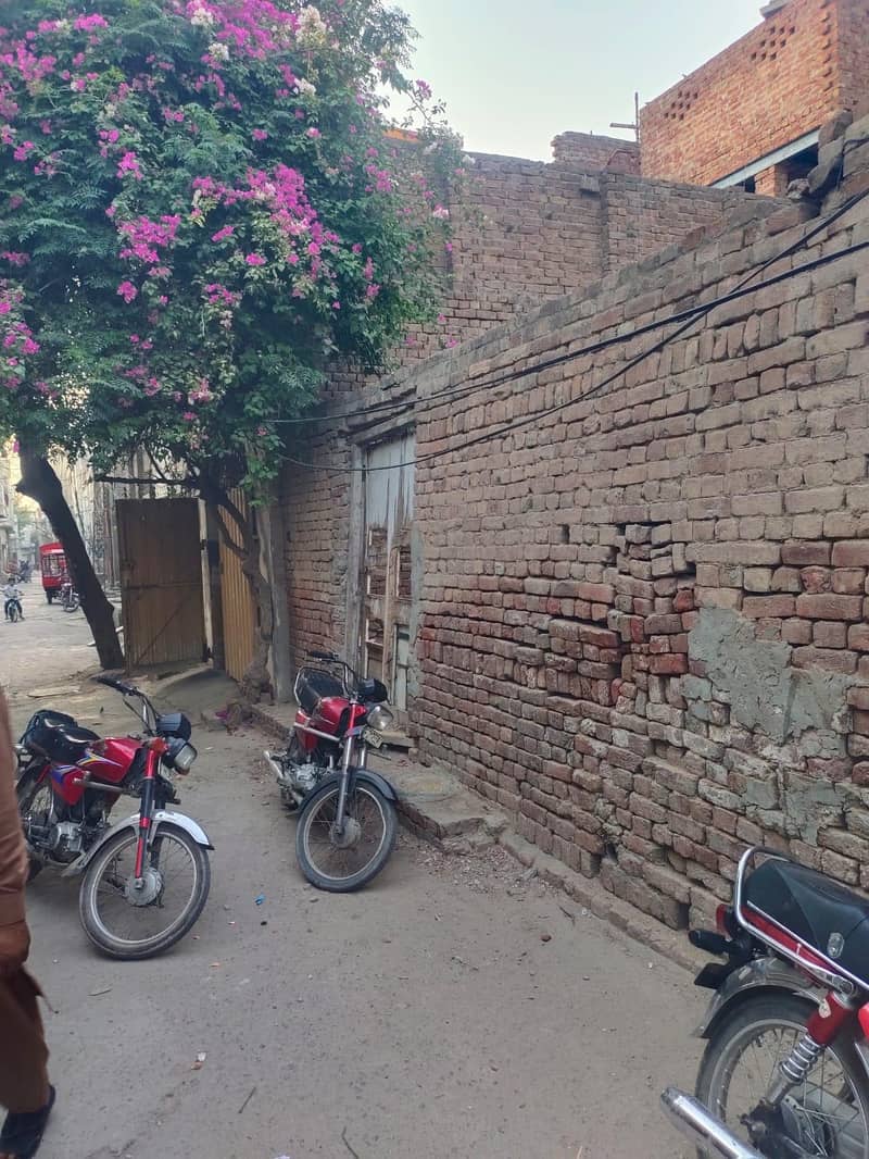 Empty plot in Faisalabad. 5