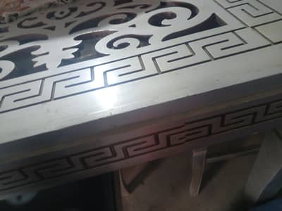 6 chairs hai shisha Nahin hai Baki bilkul Nahin hua hai velvet ka