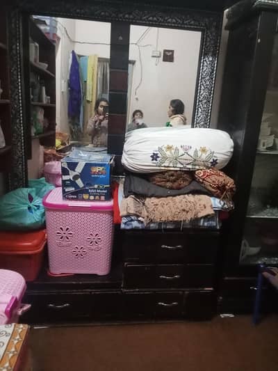 kapro wali almari aur bartan wali aur dressing