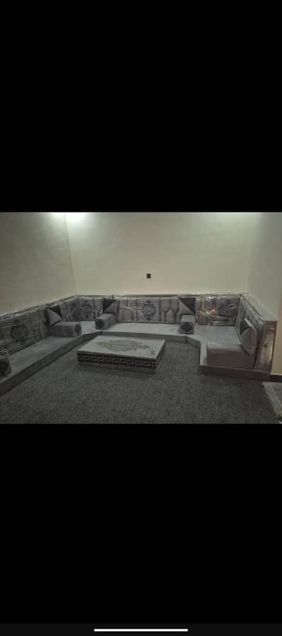 700 running fut hum har kesam ke majlish banty h location adila road