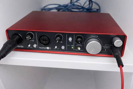 B2 Mic and focusrite 2i4 2nd ge  card sale