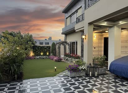 18 Marla Park Facing Corner House Available For Sale