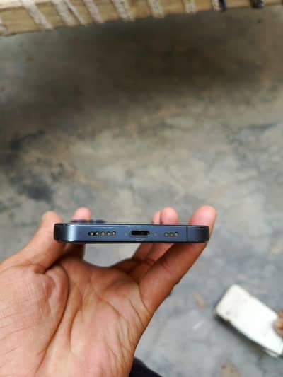 iphone 12 pro. contact onli Whatsapp