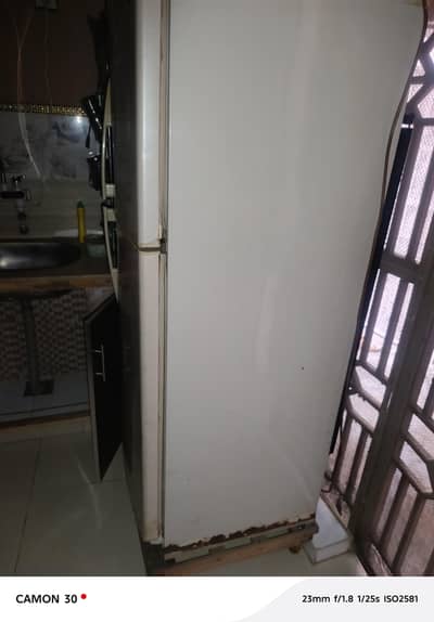 refrigerator bikul chalo ha_ghar ma use kar raha ha