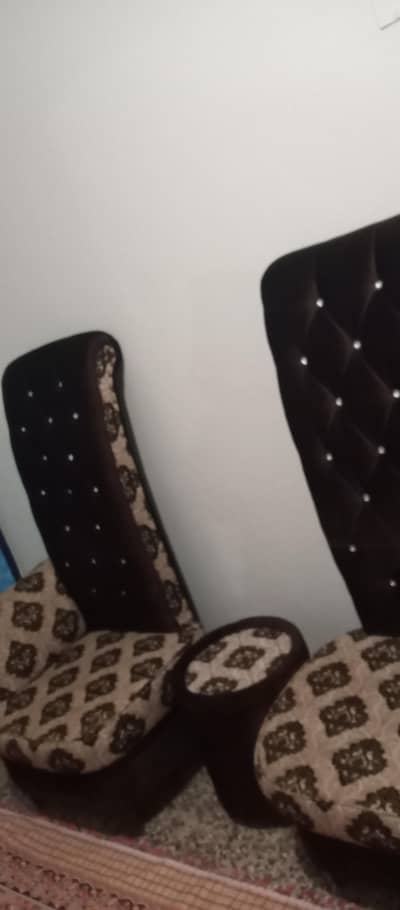 long sofa / coffee chairs with round table