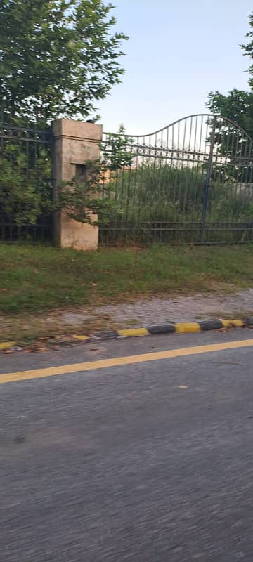 V Block 10 Marla for Sale Near to Lake at investor rate