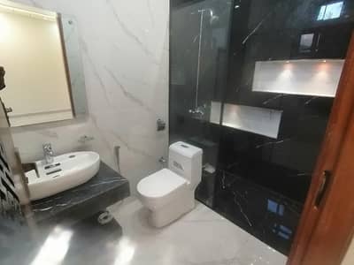 Prime Location Upper Portion For Grabs In 10 Marla Multan