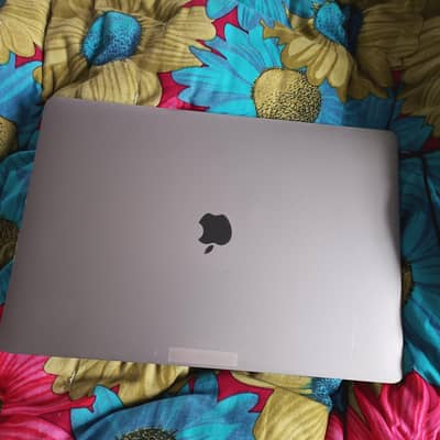 macbook pro 2018 core i7 15 inch display
